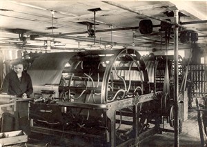 Photo:Making silk warps in the 1930s