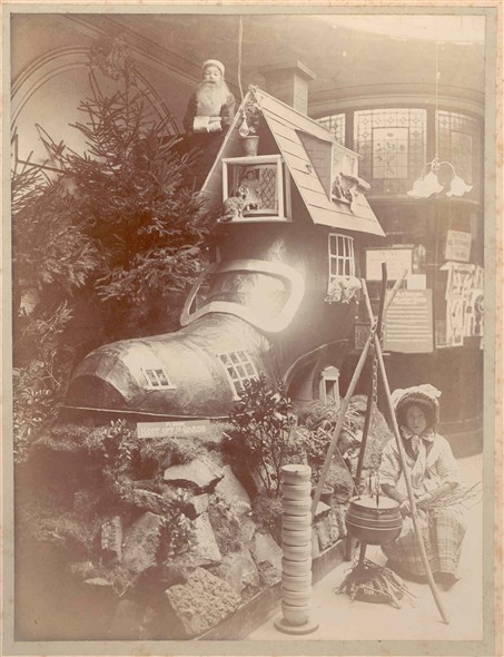 Photo:Christmas Display 1907 - Old Woman who lived in a shoe