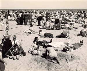 Photo:Tourists sunbathing on Great Yarmouth beach, c. 1950