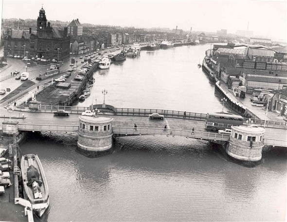 Photo:Busy quayside scene around the new Haven Bridge, c. 1975