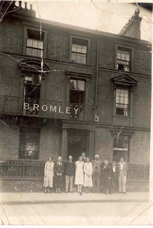 Photo:Portrait Mr & Mrs Scott and their family outside the Bromley guesthouse, c.1930s