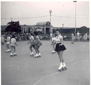 Photo:Roller skating at Wellington Pier, c. 1950