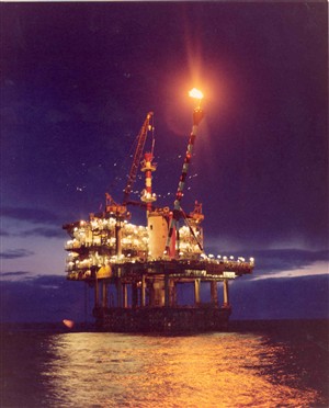 Photo:View of an Oil rig at night