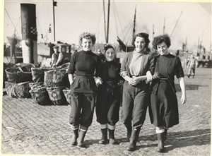 Photo:Fisher girls taking a walk along the quay
