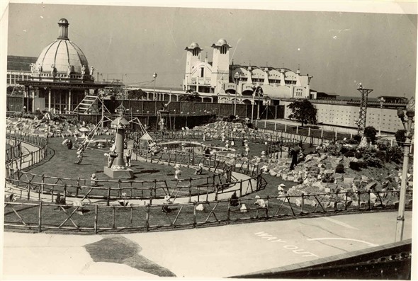 Photo:Pixieland with Wellington Pier Pavilion in background
