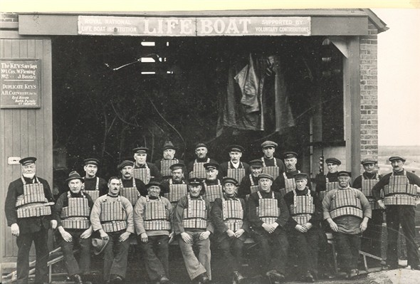 Photo:Gorleston Lifeboat Crew, early 20th Century