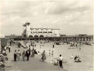Photo:Wellington Pier and south beach, circa early 1960s