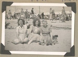 Photo:Family portrait on Great Yarmouth beach