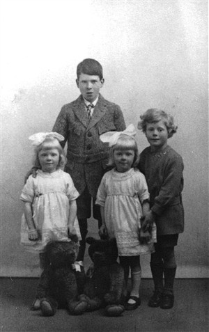 Photo:4 of 5 children (Duncan McLean Nutman, May & Margaret (twins) & James Nutman