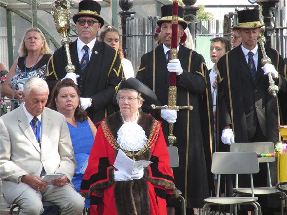 Photo:The mayor and her entourage with the Mayoral Regalia