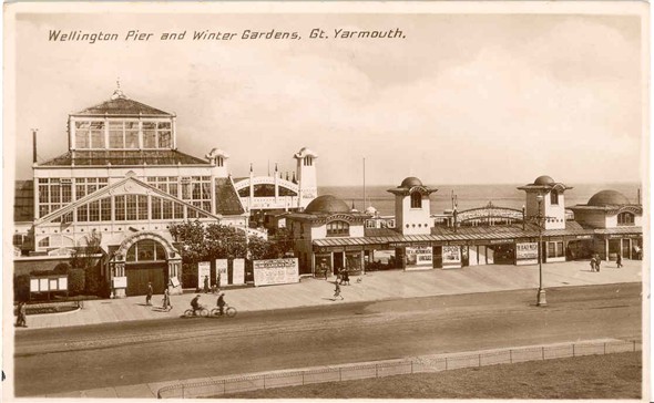 Photo:Postcard of Wellington Pier and Winter Gardens, posted 1935