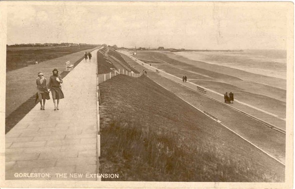 Photo:The new extension, Gorleston Beach, 1933