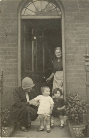 Photo:Smith family outside 160 Blackfriars Road, 1926