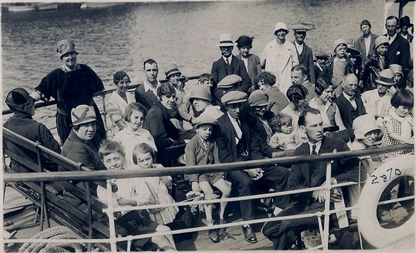 Photo:holiday makers on a trip to gorleston
