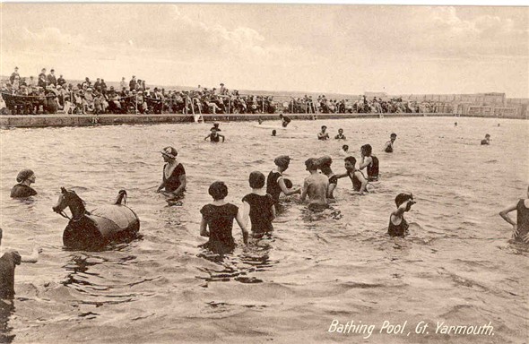 Photo:Postcard showing the swimming pool