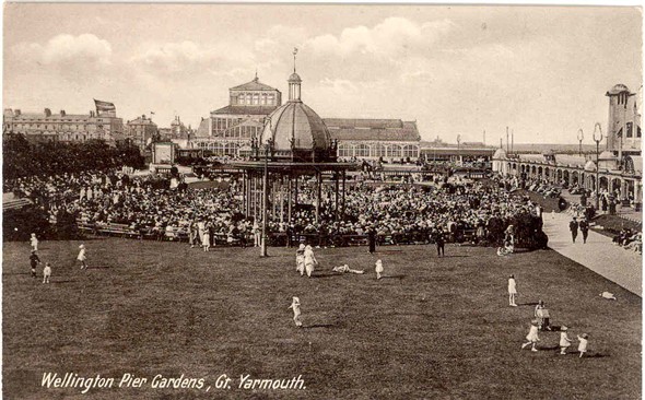 Photo:Postcard showing Wellington Pier Gardens and Bandstand