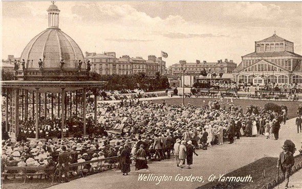Photo:Postcard showing the Wellington Pier Gardens and Winter Gardens pavilion in background